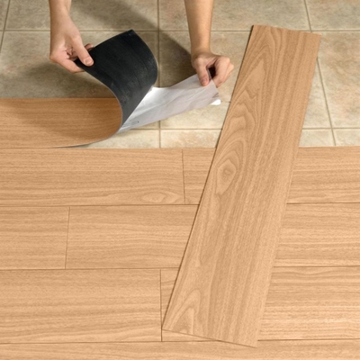 La couche auto-adhésive écologique 0.1-0.7mm d'usage de plancher de planche de vinyle sans colle desserrent