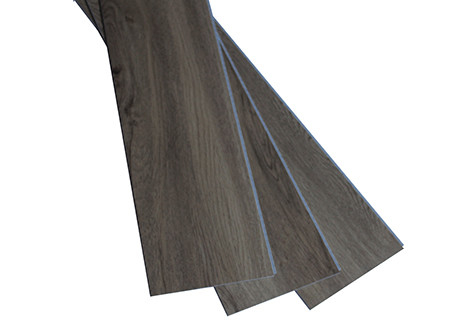 Plancher en plastique réutilisé par grain en bois populaire, carrelages à extrémité élevé de vinyle de PVC de 4 millimètres